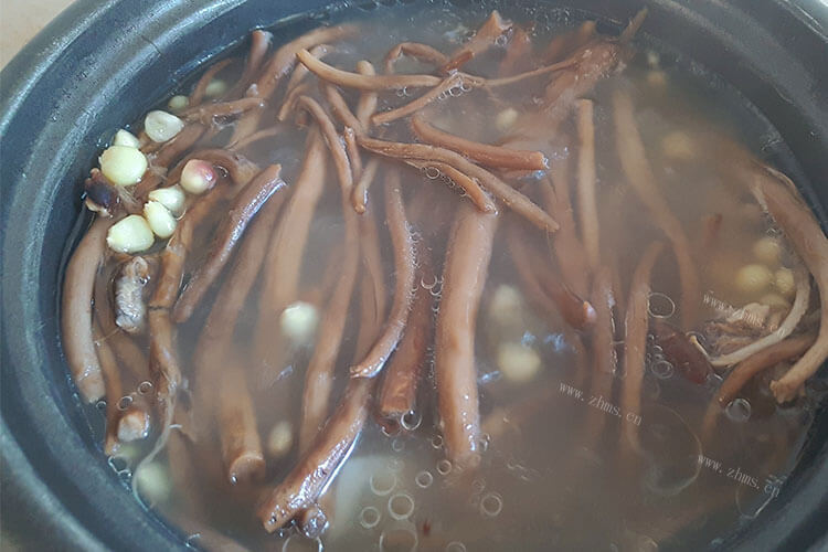 做茶树菇排骨汤一定要加点玉米，汤能好喝得一滴都不剩