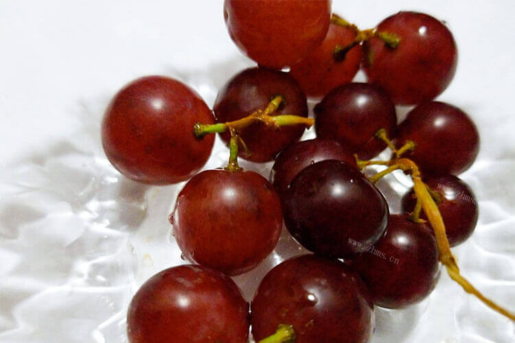 总是分不清葡萄干和提子干，葡萄干跟提子干的区别是什么？