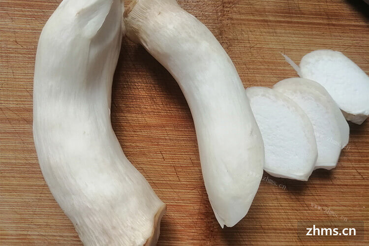 想自己学做一道菜，问一下素炒蘑菇怎么炒好吃呢？