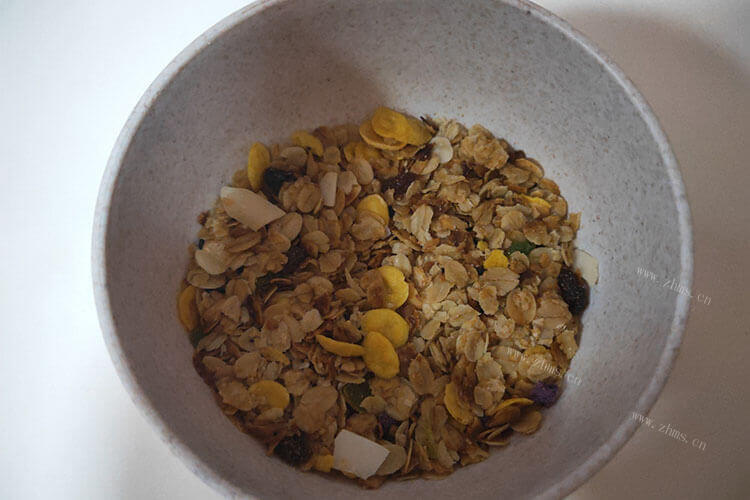 今天买了一些燕麦米回去吃，燕麦米和青稞一样吗？