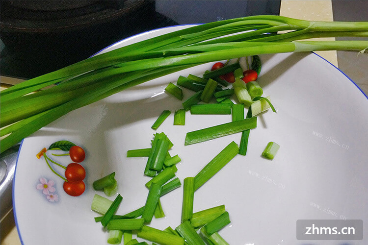 腌制的韭菜花很好吃，那么具体韭菜花怎么做呢？