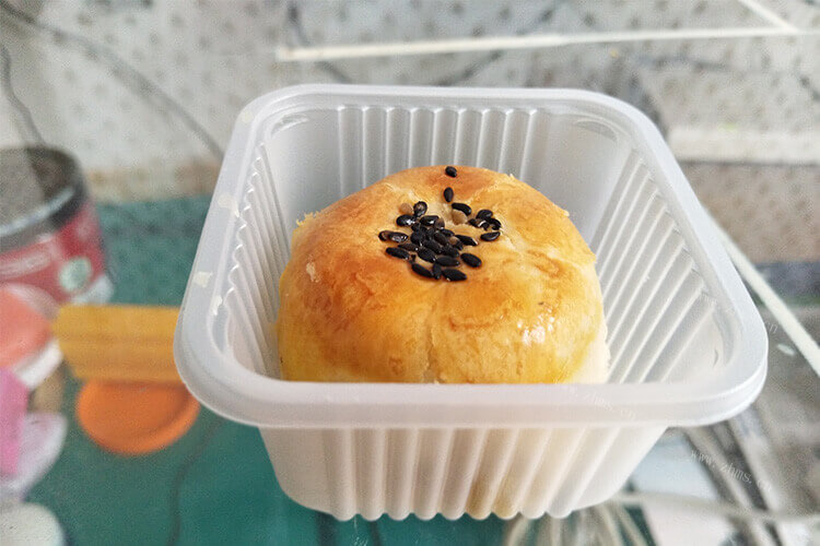 蛋黄酥放第二天皮就软了，应该咋办？