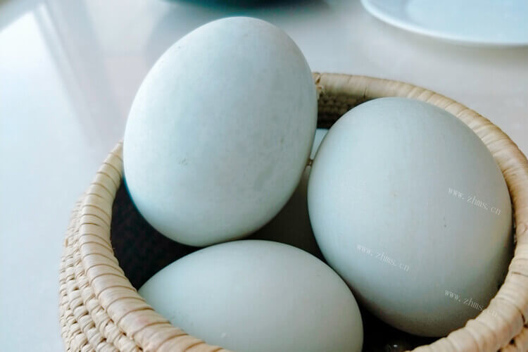 鸭蛋在没有吃的情况下，怎么区分鸭蛋是咸的还是淡的？