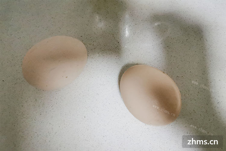 蛋清是可以打发奶油的，但是蛋清里有一点蛋黄还能打发吗