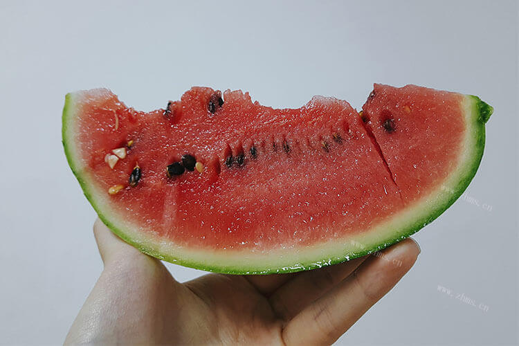 西瓜皮冻起来了，西瓜皮放冰箱冻了能做菜吃完吗？