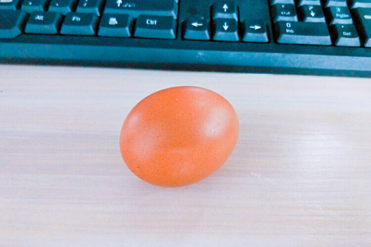 煮鸡蛋吃，鸡蛋煮熟里面有水出来是什么原因？