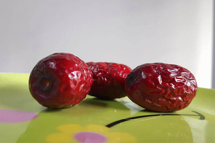 家里的树长了特别多的红枣，新鲜枣子怎么晒成红枣？