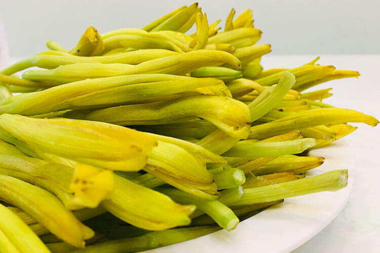 听说鲜黄花菜不能吃，鲜黄花菜怎么处理成干黄花菜？