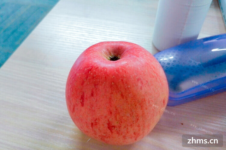 苹果削皮了如果保存到第二天还可以吃吗？ 