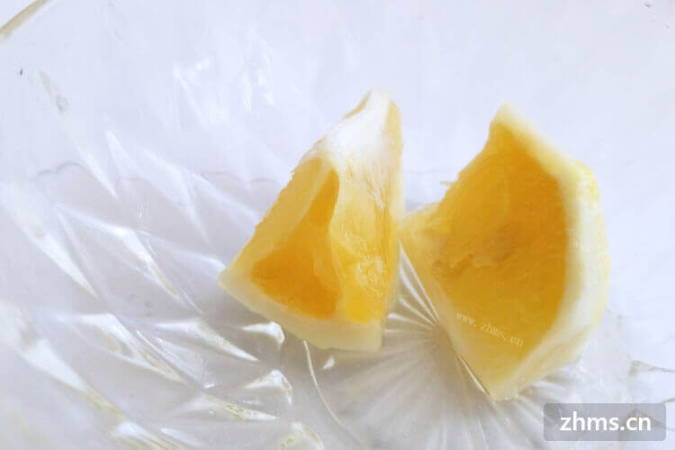 都知道柠檬蜂蜜养颜，那到底柠檬蜂蜜冰糖腌制多久最好？