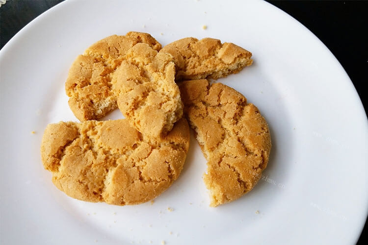 桃酥饼干还有饼干都是很好吃的，桃酥和饼干的区别是什么呀？