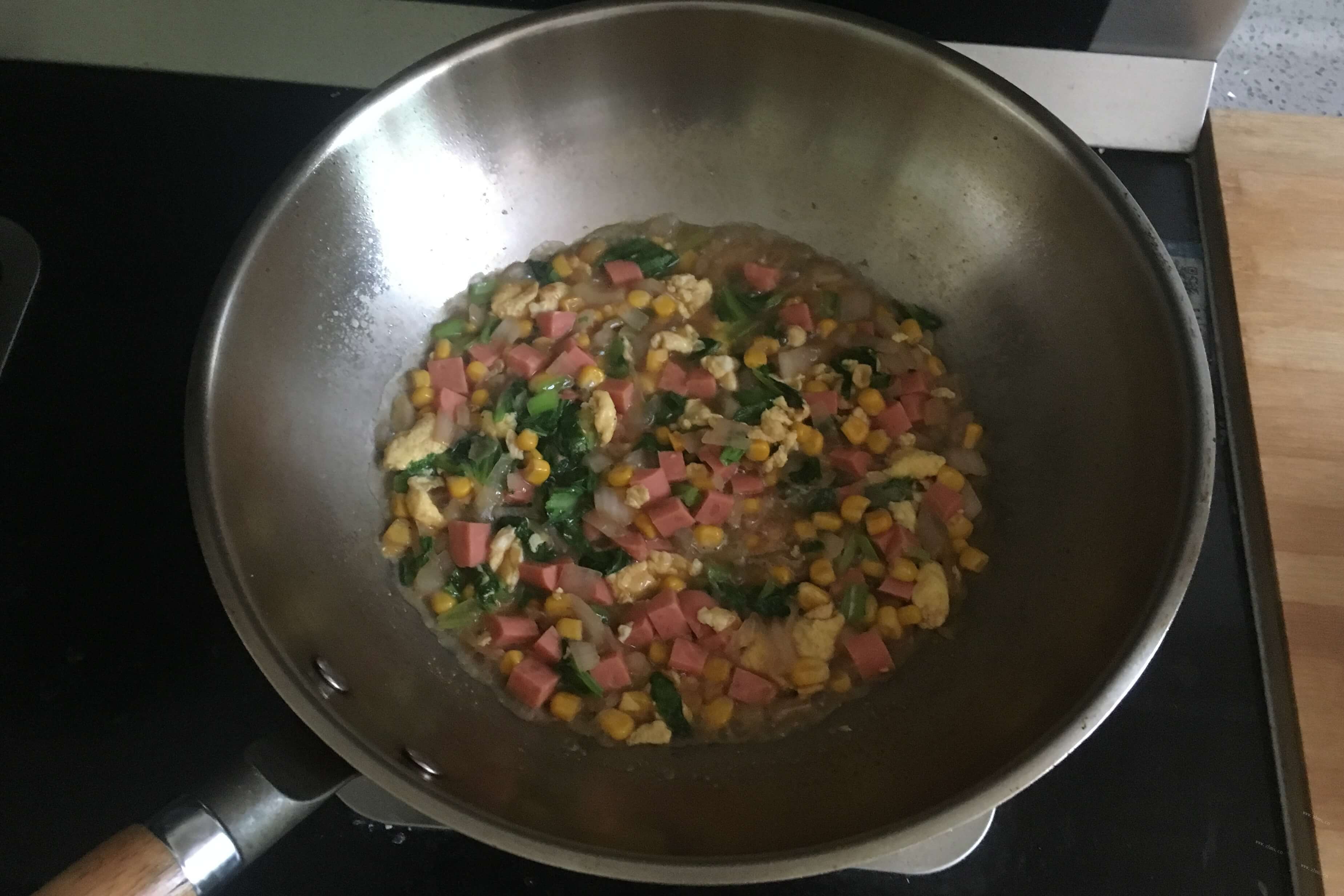 既好吃又简单的香肠炒饭，下班回家15分钟内就能吃上饭第九步