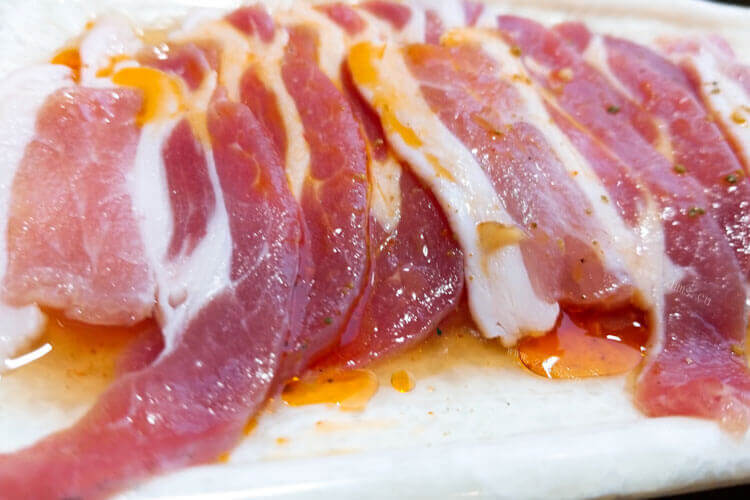 今天买了一些五花肉，五花肉怎么煸炒出油呢？