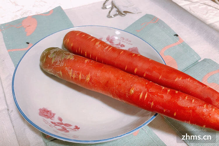 大家都喜欢吃胡萝卜丝，那么胡萝卜怎么切丝呢？