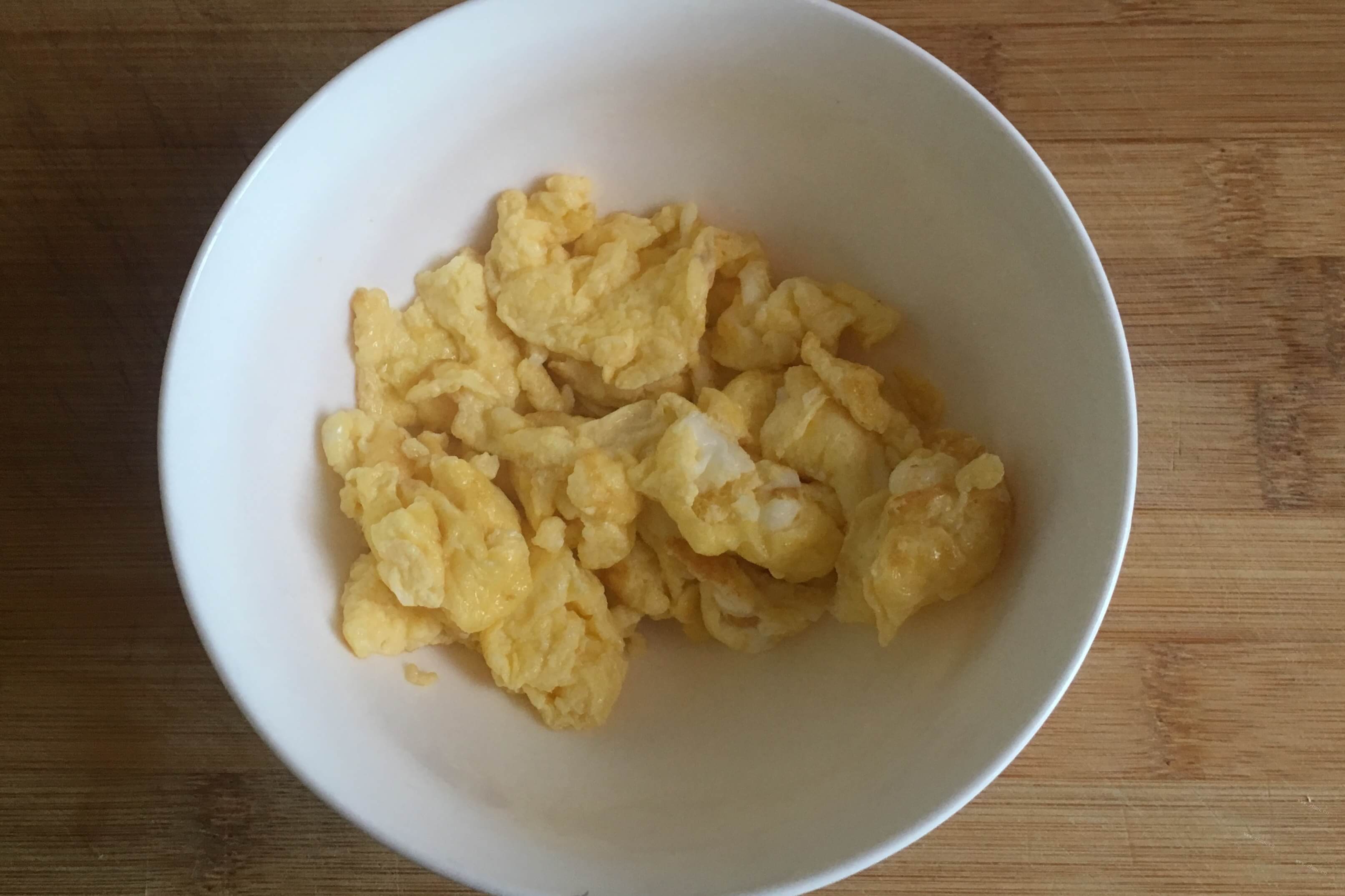 既好吃又简单的香肠炒饭，下班回家15分钟内就能吃上饭第四步