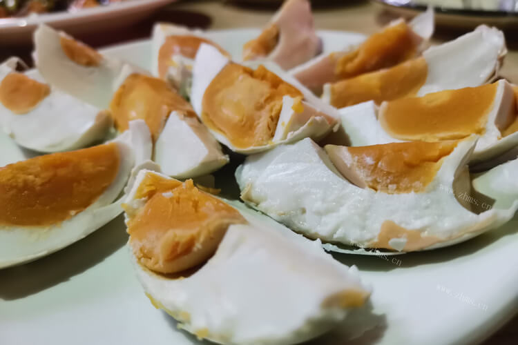 咸鸭蛋炒青椒湖南菜是属于名菜吗，怎么做？
