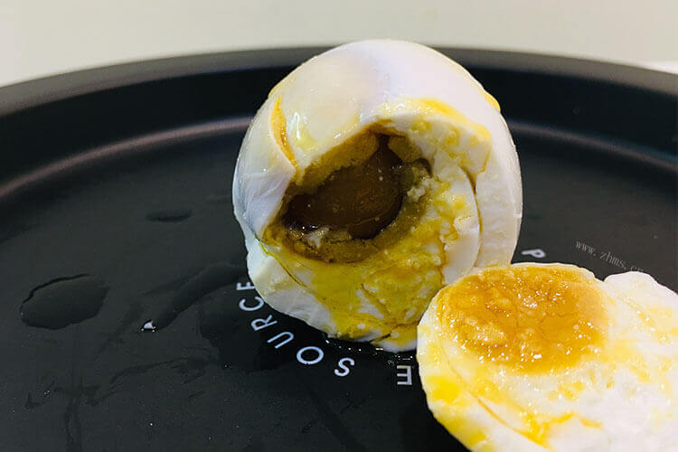 有些人煮出来的咸鸭蛋不出油，请问如何煮咸鸭蛋出油？