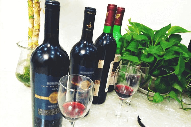 爷爷最近想喝葡萄酒，有谁知道白葡萄酒和红酒口感的区别吗？