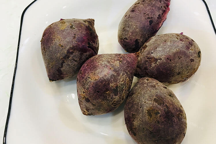家里有几个紫薯，想知道紫薯能直接放水里煮吗？