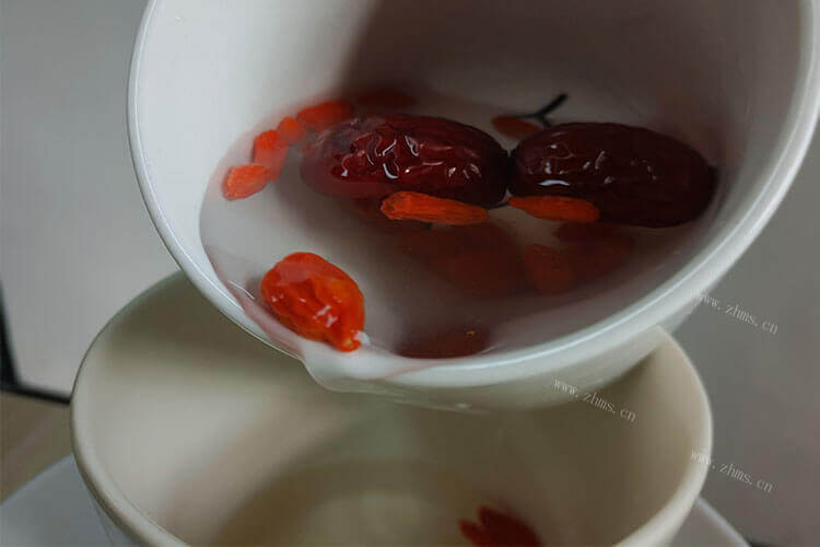 有点想喝鸡汤了，红枣枸杞海参炖鸡汤怎么做