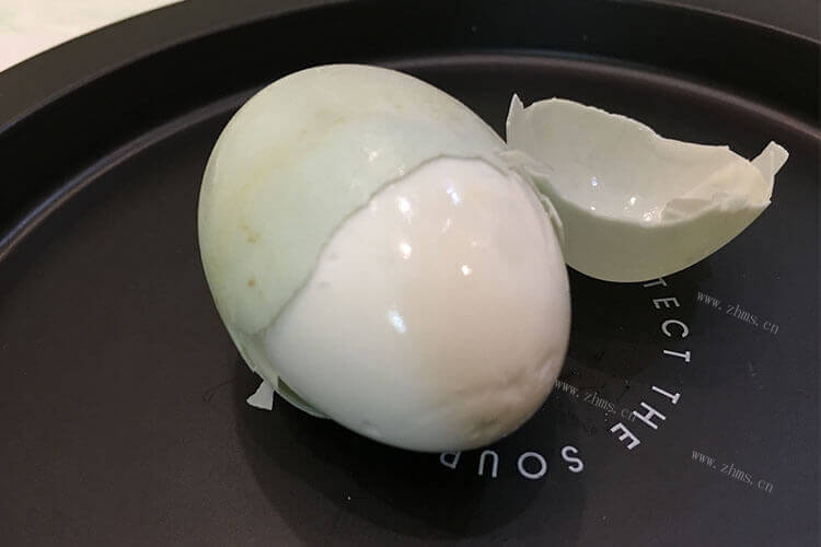 家里平时挺喜欢吃咸鸭蛋的，腌好的咸鸭蛋可以用水洗洗吗？