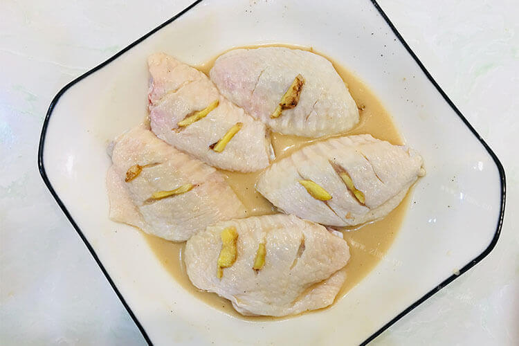 我做了一些炸鸡翅，炸鸡翅油黑怎么解决？