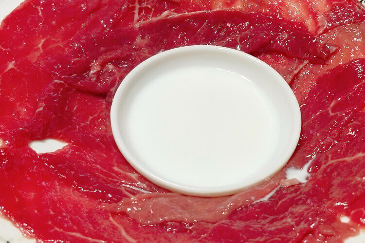 今天喝了一碗牛肉面条说是牛肉汤做的，请问正宗的牛肉汤是什么颜色的呢？