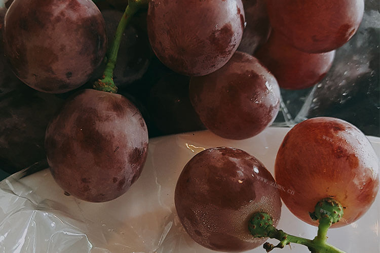 葡萄的营养价值很高，红提葡萄的营养价值高吗？