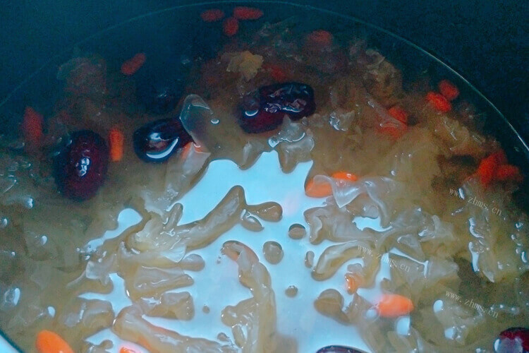 煮了桃胶银耳羹，如果是桃胶银耳羹能放冰箱隔夜吃吗？