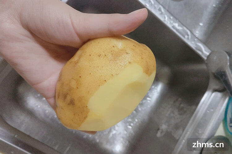 土豆去皮的方法，土豆去皮后的保存方法。