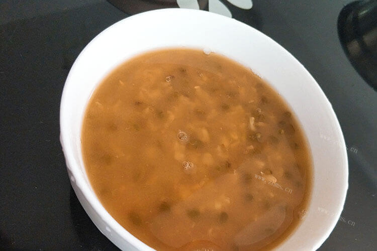 中午煮了一些绿豆汤，把绿豆汤放冰箱绿豆汤变稠了是什么原因？