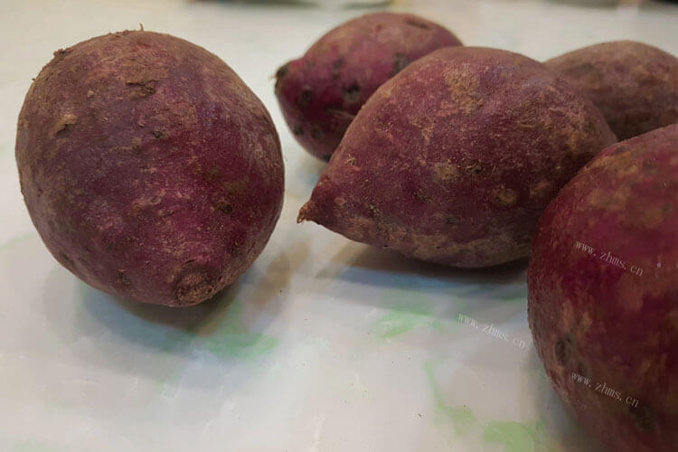 家里有几个紫薯，想知道紫薯能直接放水里煮吗？