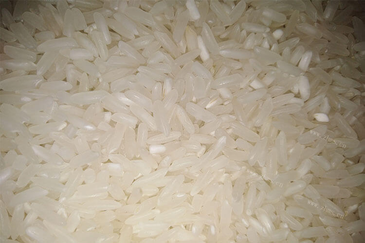 买了很多大米，新大米不拆袋能保存过夏天吗？