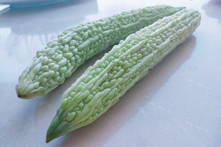 买了一大块排骨，苦瓜黄豆花生排骨汤怎么做呢？