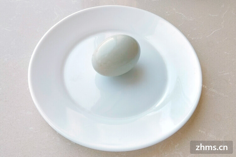 前几天朋友送了几个生鸭蛋，想问一下大家生鸭蛋怎么做好吃？