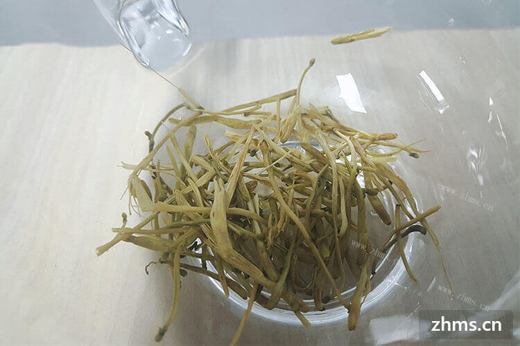 朋友送了我一盒竹叶青茶叶，请问竹叶青茶叶适合什么季节饮用啊