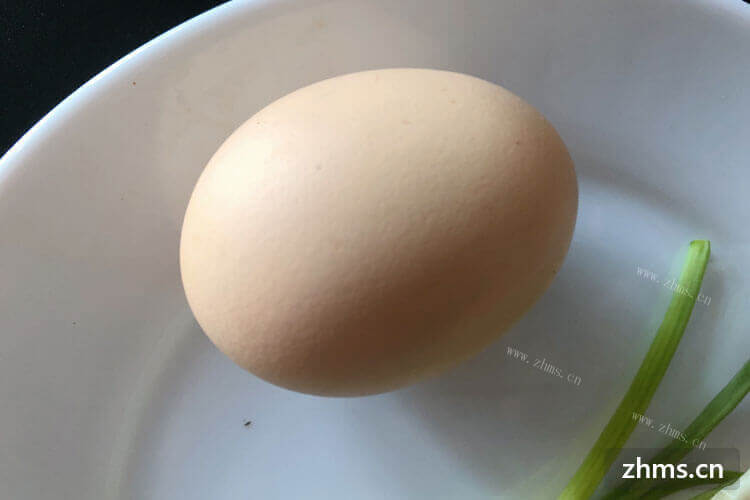 洋葱头炒鸡蛋需要翻炒多长时间才能做熟呢？