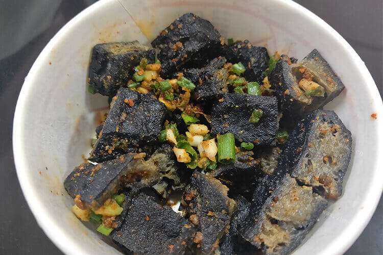 湖南有名的臭豆腐大家吃过吗，为什么臭豆腐炸完发苦？