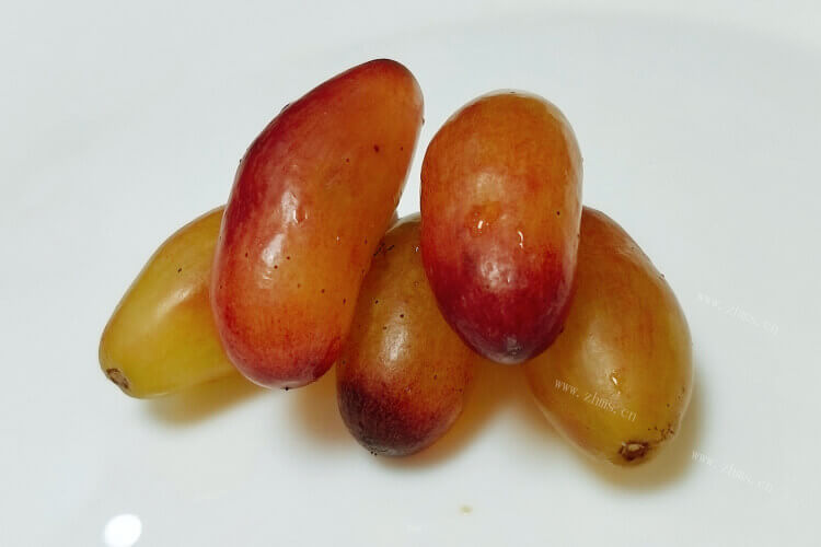 想买葡萄吃，巨峰葡萄和夏黑葡萄哪个好吃？