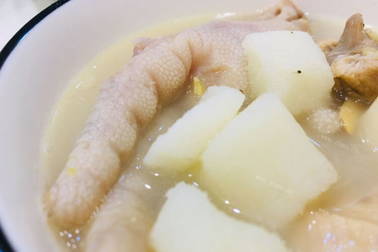 想给媳妇儿煲鸡汤补身体，煲鸡汤用三黄鸡还是清远鸡比较好？