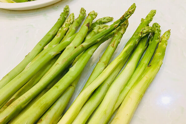 中午打算炒一些芦笋，炒芦笋要削皮吗？