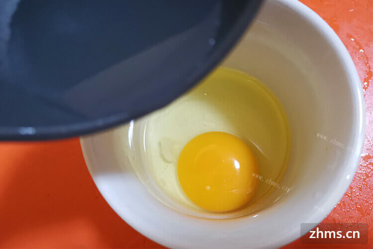 不想花钱买分离器，有没有小方法把鸡蛋蛋黄蛋清分开？