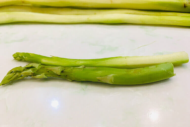中午打算炒一些芦笋，炒芦笋要削皮吗？