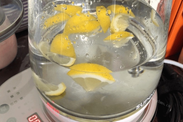 芒果柠檬百香果饮品的做法，夏天消暑解渴就要做它第三步