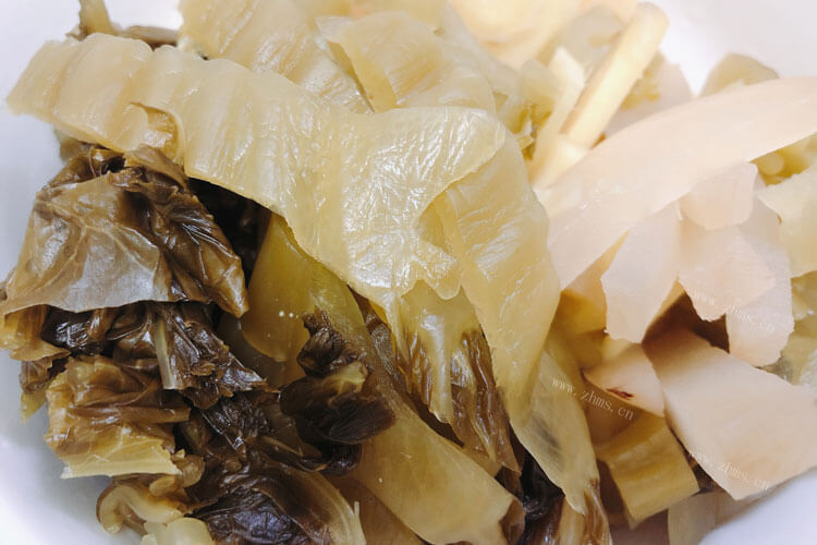 打算在家里吃一些酸菜鱼面条，酸菜牛肉面的面条是怎么做的？