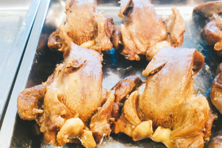 去市场买一些猪舌头，猪舌猪肉哪个贵？