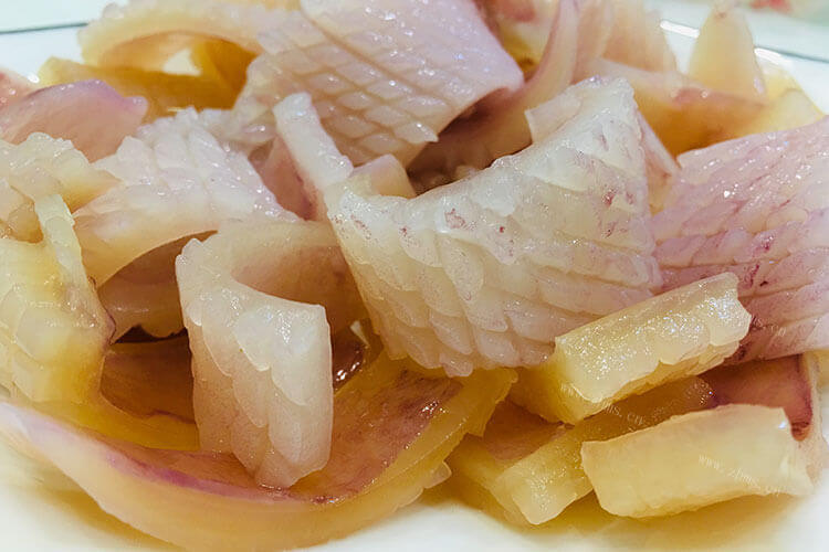 海鲜市场买了小鱿鱼，小鱿鱼怎么处理怎么做？