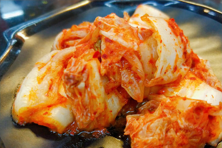 想在家腌制一些辣白菜，家常辣白菜的腌制方法正宗的怎么腌？