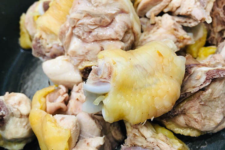 东北名菜小鸡炖蘑菇，怎么做鸡肉炖蘑菇好吃？