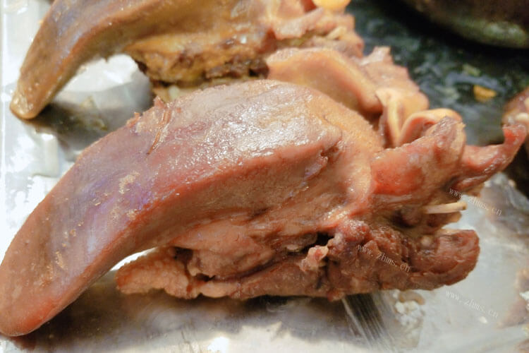 去市场买一些猪舌头，猪舌猪肉哪个贵？
